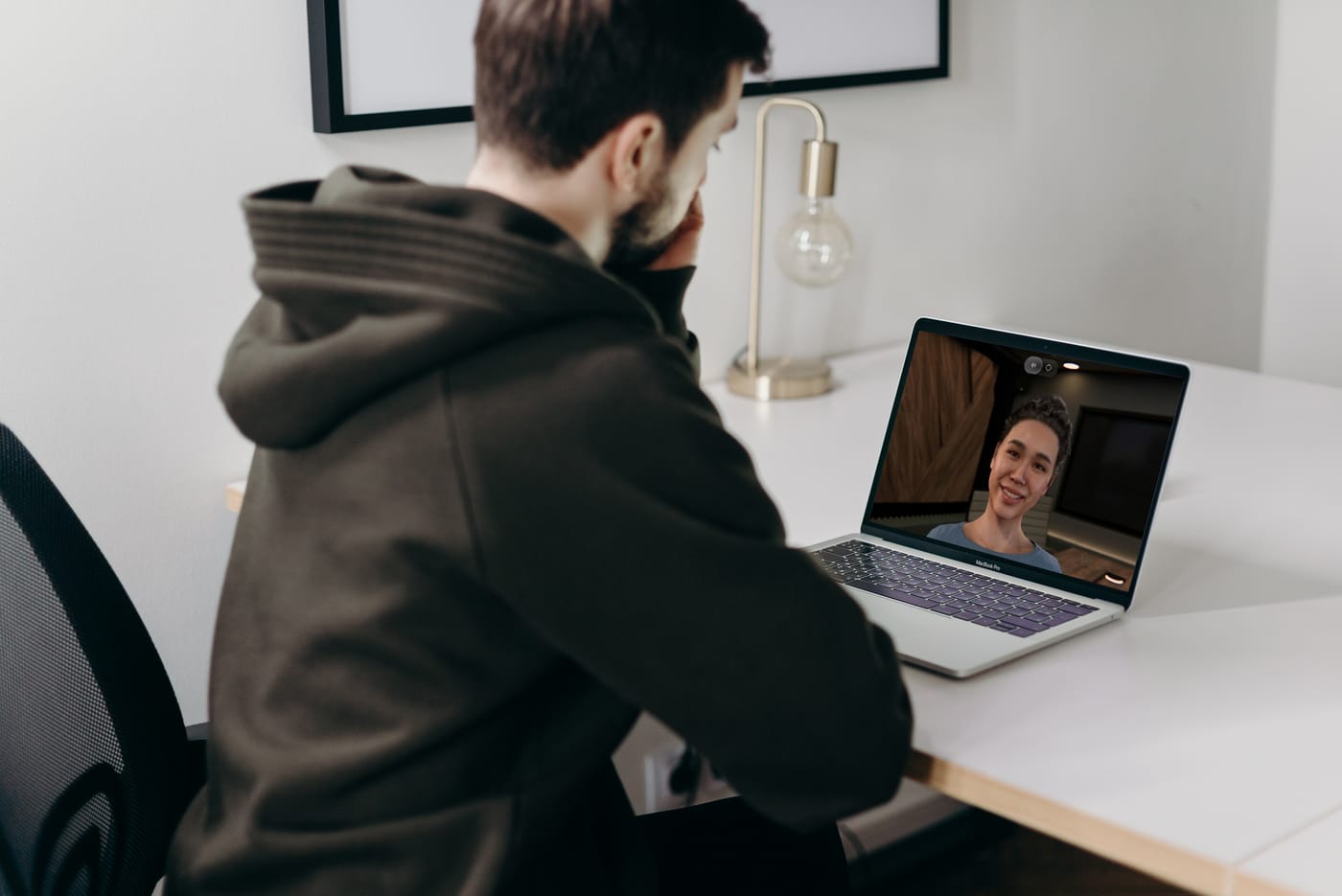 A George app user in a focused conversation with the Empower agent